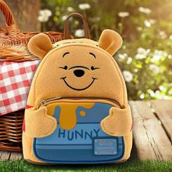 Dulzura que va contigo: la Mochila Winnie the Pooh – Disney Loungefly abraza tu día con su acabado efecto peluche y el bolsillo frontal convertido en tarro de HUNNY, mientras la carita bordada y las orejitas en relieve