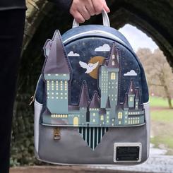 Preciosa y divertida mini mochila del Castillo de Hogwarts basado en la famosa saga de Harry Potter. Perfecto para pasar un día mágico y cuqui. Esta preciosa pieza de coleccionista está realizado en Cuero PU y poliéster,