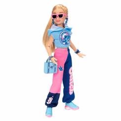 La Fashion Doll Universitaria Stitch Disney ily 4Ever (25?cm) combina estilo y ternura en perfecto equilibrio: lleva chaqueta varsity bicolor, top con estampado de Stitch “ohana means family”