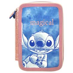 Orden con chispa traviesa. El plumier triple de Stitch aporta color y organización al día a día con un diseño “you are magical” y laterales con brillo suave. Su formato compacto de 14 × 20 × 5 cm 