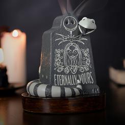 Niebla de película para tu rincón más oscuro: este Porta Incienso Pesadilla Antes de Navidad Disney recrea una lápida con detalle gráfico de Jack y Sally y una serpiente enroscada; al colocar un cono backflow