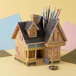 La magia de Up de Disney cobra vida en este portalápices 3D Disney inspirado en la inolvidable casa de Carl y Ellie, una pieza decorativa que convierte cualquier escritorio