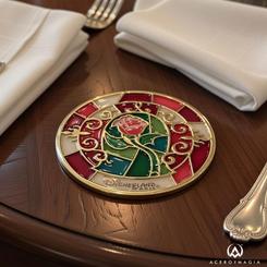 Romance eterno para tu mesa: este posavasos Bella y Bestia de la colección oficial Disney celebra la rosa encantada con un diseño tipo vidriera en tonos rojos y verdes que ilumina cualquier momento. 
