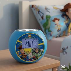 Magia de cine en cada amanecer con el Radio Reloj Despertador Proyector Toy Story de Disney·Pixar, un compañero redondo y colorido que convierte la habitación infantil en un escenario de aventuras