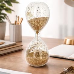 El paso del tiempo se convierte en un espectáculo visual lleno de brillo y elegancia con este reloj de arena decorativo inspirado en Mickey and Friends, una pieza que transforma cualquier espacio en un rincón lleno de encanto y personalidad. 