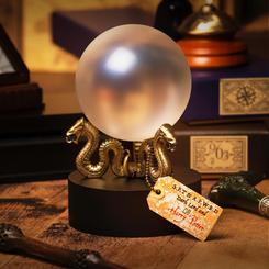 Magia antigua con brillo de vitrina. La Profecía de Harry, tal y como aparece en Harry Potter y la Orden del Fénix, llega en una réplica digna de exposición: una esfera de cristal auténtico que descansa sobre una base metálica
