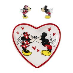 La delicadeza de Mickey y Minnie se convierte en el escenario perfecto para tus joyas con este set que incluye una bandeja de cerámica esmaltada en forma de corazón, decorada con el icónico beso 