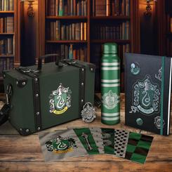 La elegancia y el ingenio se unen en este sofisticado set de regalo premium Slytherin, diseñado para quienes valoran el legado y la distinción. Presentado en un baúl rígido de 17 x 26 x 13 cm