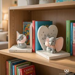 Delicadeza que ordena y decora: el Sujetalibros Dumbo Disney de la colección Magical Beginnings muestra a Dumbo en dos escenas 3D ante soportes en forma de corazón con el mensaje “Let the Adventure Begin”