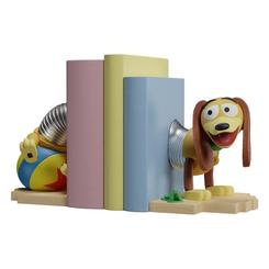 La magia del cine de animación más querido cobra vida en tu estantería con este sujetalibros Disney Pixar Toy Story, una pieza decorativa que combina creatividad, nostalgia y funcionalidad en un solo diseño.