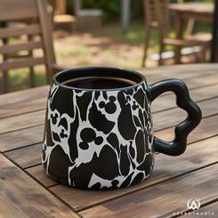 Icono eterno en cada sorbo. Esta taza Mickey Disney en dolomita con acabado mate eleva tu ritual de café o té con un diseño de efecto craquelado donde aparecen, como destellos gráficos