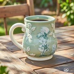 Color menta y magia de hora del té en cada sorbo: la Taza Sombrerero Loco Alicia en el País de las Maravillas Disney luce ilustraciones en relieve del excéntrico anfitrión y motivos florales que envuelven la pieza con aire de fiesta interminable