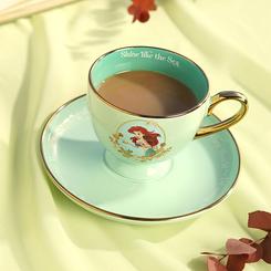 Brillo marino para tu ritual del té: esta Taza té y platillo Ariel Princesas Disney en verde menta con borde dorado y asa metalizada celebra la elegancia de Ariel con un arte floral delicado que luce impecable en mano