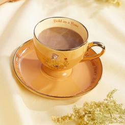 Elegancia dorada para tu hora del té con el encanto de Bella: este juego de taza y platillo luce una ilustración exquisita de la princesa y el mensaje “Bold as a Rose” (Audaz como una rosa)