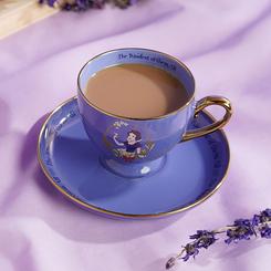 Elegancia de cuento para cada sorbo: el juego de taza y platillo de Blancanieves luce un azul fresco con ribetes dorados, una ilustración clásica de la princesa sosteniendo una flor entre motivos florales y un acabado de alta calidad 