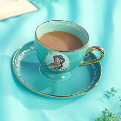 Estilo de palacio para cada pausa: el juego de taza y platillo de Jasmine luce un turquesa profundo con ribetes dorados, un retrato encantador de la princesa entre flores y el mensaje “Follow your Heart”