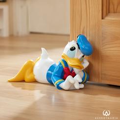 Actitud traviesa que también mantiene la puerta en su sitio: el Disney Donald Duck Decorative Doorstop aporta color y humor al pasillo o la habitación con un modelado en resina de gran detalle