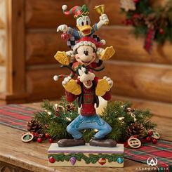 La alegría más contagiosa de Disney se eleva en esta figura decorativa que transmite compañerismo, humor y espíritu festivo con una fuerza visual irresistible. Diseñada por Jim Shore, esta figura Disney Mickey Donald y Goofy