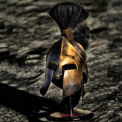 ¡Vive la emoción de la Batalla de las Termópilas con nuestra réplica del Casco del Rey Leónidas, basado en la película de 300! Este espléndido casco está hecho de acero resistente y bañado en latón envejecido para darle un aspecto auténtico y antiguo. 