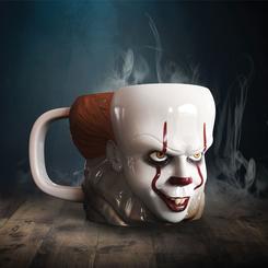 El terror cobra forma cada mañana con esta impresionante taza de Pennywise, inspirada en la inquietante obra maestra de Stephen King, IT. Con un diseño tridimensional que reproduce fielmente el rostro del siniestro payaso