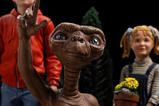 08-et,-el-extraterrestre-estatua-110-deluxe-art-scale-et,-elliot-and-gertie-.jpg