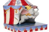 05-figura-dumbo-flying-out-of-tent-scene.jpg