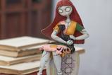 01-figura-sally-en-la-lapida.jpg