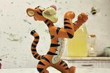 01-Figura-Tigger-Fighting-Bee.jpg