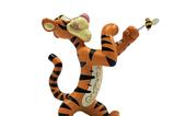 02-Figura-Tigger-Fighting-Bee.jpg