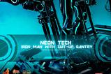 02-Iron-Man-2-Figura-16-Neon-Tech-Iron-Man-with-SuitUp-Gantry-32-cm.jpg