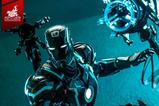 04-Iron-Man-2-Figura-16-Neon-Tech-Iron-Man-with-SuitUp-Gantry-32-cm.jpg