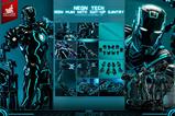 20-Iron-Man-2-Figura-16-Neon-Tech-Iron-Man-with-SuitUp-Gantry-32-cm.jpg