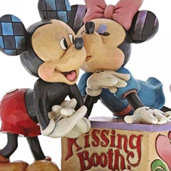 Tierna figura de Mickey Mouse y Minnie Mouse. Con esta figura con unas medidas aproximadas de 15 x 16,50 x 10 cm., se ha mezclado la magia de las figuras de Walt Disney con el arte Heartwood Creek realizado por Jim Shore.