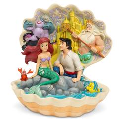 Espectacular figura de Ariel con la Luna basada en el clásico de Walt Disney “La Sirenita” de 1989, el artista Jim Shore ha creado esta preciosa figura de Ariel, la figura tiene unas dimensiones aproximadas de 20 x 17 x 18 cm.., 