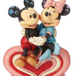 Preciosa figura de Mickey Mouse y Minnie Mouse sentados sobre un corazón. En esta figura con unas medidas aproximadas de 22 x 5 x 13 cm., se ha mezclado la magia de las figuras de Walt Disney