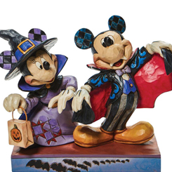 Ten Cuidado con esta figura de Mickey Mouse disfrazado de vampiro y Minnie como brujita. Figura de la Colección Especial de Halloween Disney. Esta preciosa figura tiene una altura aproximada de13 cm., 