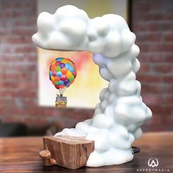 Espectacular figura de la casa de Carl flotando debajo de las nubes basada en la película de Up. Esta figura tiene la función de levitar y de iluminación LED. Esta obra de arte está realizada en poliresina y vinilo