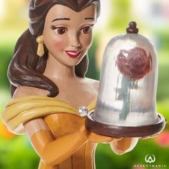 Revive los cuentos de encantamientos con esta estupenda figura de Bella Deluxe de La Bella y la Bestia, con aproximadamente 28 cm., de altura se ha mezclado la magia de las figuras de Walt Disney