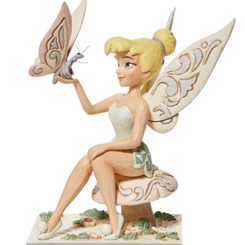 Preciosa figura de Campanilla White Woodland con una altura aproximada de 15 cm., disfruta del hada más famosa de la factoría Disney rememorando una de las escenas de la película de Peter Pan. 