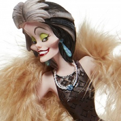 Deslumbrante figura oficial de Cruella Couture de Force basada en la película de 101 dálmatas. Esta preciosa figura está realizada en resina y tiene una altura 20 cm.  