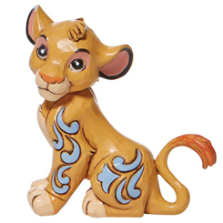 Figura de Simba Mini del Clásico de El Rey León (The Lion King), Jim Shore ha elaborado esta figura con unos 7,5 cm., de altura en donde se ha mezclado la magia de las figuras de Walt Disney