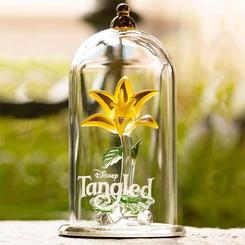 Réplica oficial de flor de Rapunzel inspirada en la película de Enredados (Tangled) de Disney. Esta preciosa réplica está realizada en vidrio de color transparente y amarillo con una altura aproximada de 9 cm.