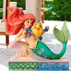 Preciosa figura de Ariel y Flounder basada en el clásico de Walt Disney “La Sirenita” de 1989, el artista Jim Shore ha creado esta preciosa figura de Ariel con Flounder