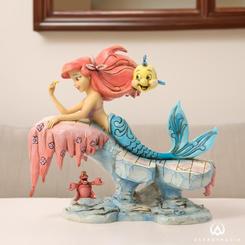 Con el motivo del 25 Aniversario del clásico de Walt Disney “La Sirenita” de 1989, el artista Jim Shore ha creado esta preciosa figura de Ariel con Flounder y Sebastián.