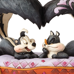 Figura de Pepe Le Pew y Penélope compartiendo su amor, sin olores. Diseñado por el galardonado artista y escultor Jim Shore para la colección Looney Tunes de Jim Shore