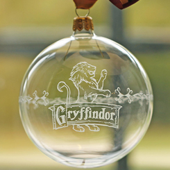 Adorno de Navidad Gryffindor. Esta preciosa bola de Navidad está realizada en vidrio y tiene unas dimensiones aproximadas de 8 x 8 cm. Haz que brille un poco más este año con el adorno navideño