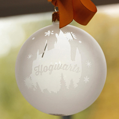 Adorno de Navidad Hogwarts. Esta preciosa bola de Navidad está realizada en vidrio y tiene unas dimensiones aproximadas de 8 x 8 cm. Haz que brille un poco más este año con el adorno navideño