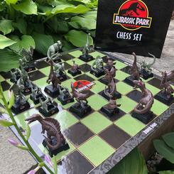 Réplica oficial del ajedrez basada en la saga de Jurassic Park. Un juego de ajedrez intrincadamente detallado que incluye 32 piezas de dinosaurio de PVC finamente esculpidas y un tablero gráfico completo de cartón con la marca. 