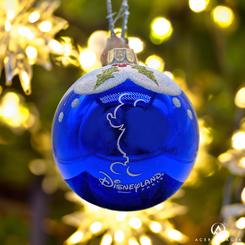 Preciosa bola de Navidad de vidrio basada en el ratón más famoso de la factoría Disney. Esta obra de arte está realizada en vidrio de color azul 