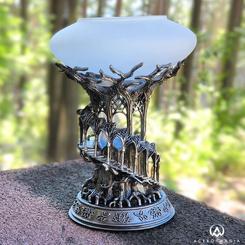 Embellece tu hogar con la majestuosidad de la capital élfica de Caras Galadhon con este precioso candelabro inspirado en la legendaria saga de El Señor de los Anillos. 